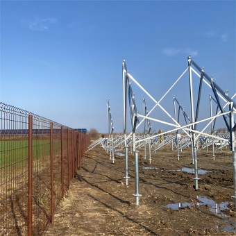 6.6 MW 鉄系太陽光発電地上設置システム
